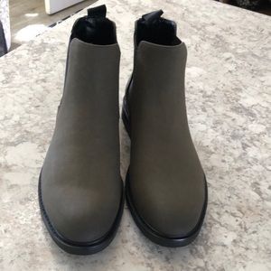 Kenneth Cole reaction green boots size 8.5 NWOT never worn